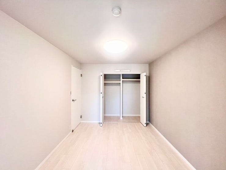 《6.0帖》アクセントクロスが柔らかい雰囲気を生む6帖洋室。クローゼットは奥行きもしっかり確保されており、収納力と居心地の良さを両立しています。