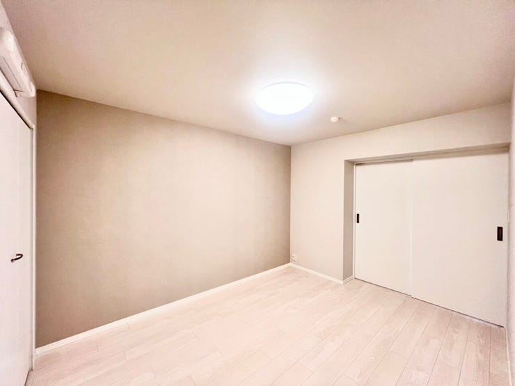 《6.0帖》リビングと引き戸で繋がる6帖の洋室は、子ども部屋・書斎・寝室など多目的に使える便利な一部屋。生活動線がスムーズで使い勝手の良い空間です◎