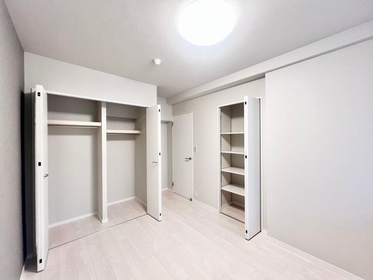 《6.6帖》幅広クローゼットに加え、可動棚付きの収納も完備した収納力抜群の洋室。衣類・小物・日用品を1部屋でまとめられ、生活スペースを広く使えます。