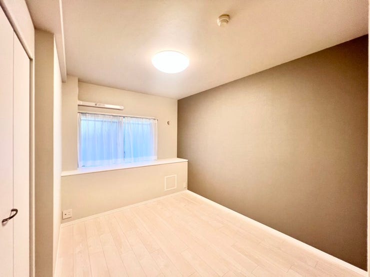 《6.6帖》窓下のカウンターは、本や小物を置ける便利なスペース♪アクセントクロスが上質な雰囲気をつくり、寝室にも書斎にも使いやすい落ち着いた1部屋です。