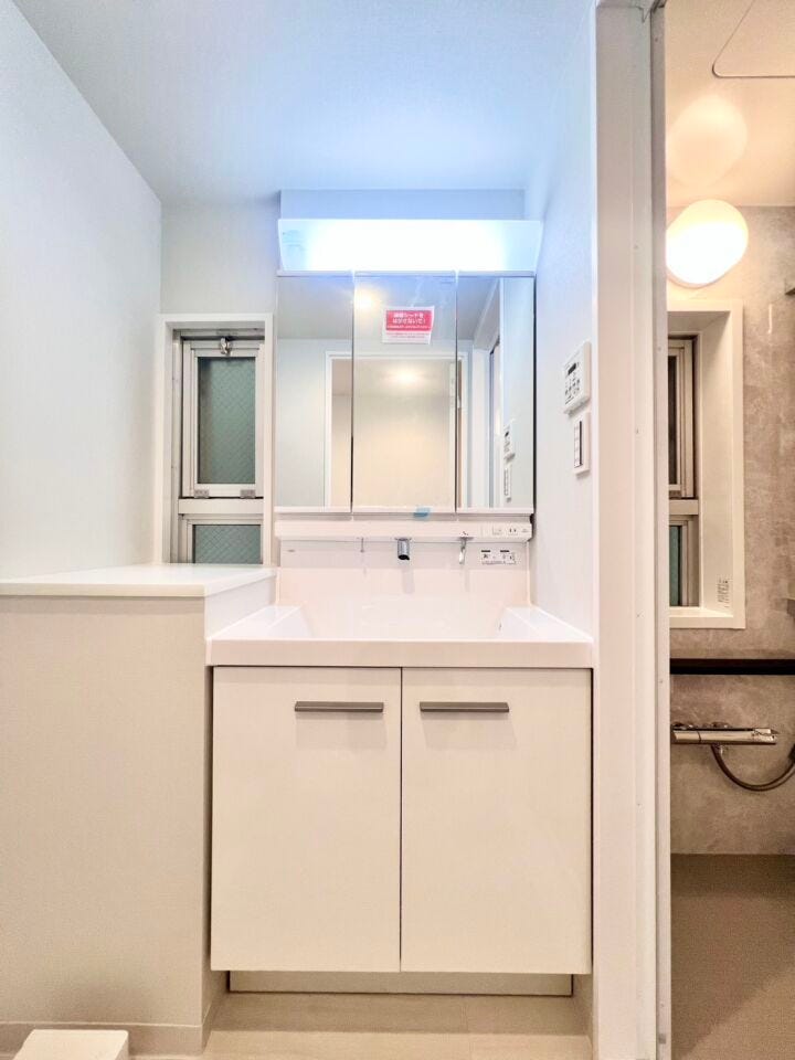 三面鏡の裏にたっぷり収納できる洗面化粧台。窓付きで湿気がこもりにくいため、常に清潔で機能的な空間をキープできます◎