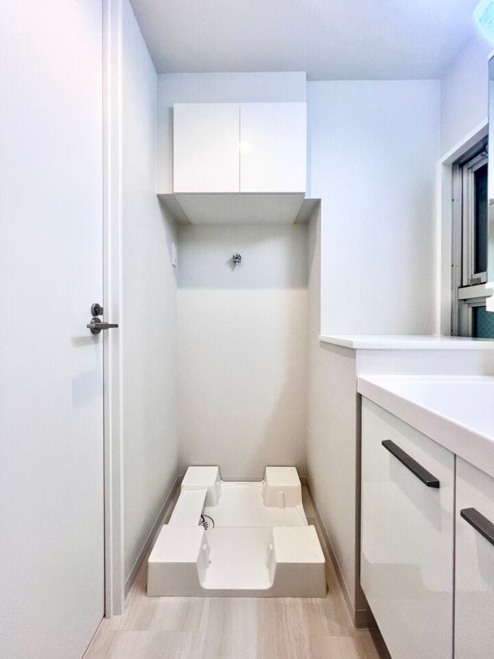 棚を備えた室内洗濯機置き場で、洗剤類やタオルをすっきり収納可能◎洗面所まわりの生活感を隠せる使い勝手の良いスペースです♪