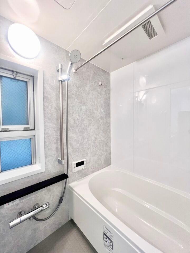 マンションでは珍しい窓付き浴室で、自然換気ができる快適なバスルーム◎湿気がこもりにくく、カビ予防にも効果的です。浴室乾燥機も備え、使い勝手の良い空間です♪