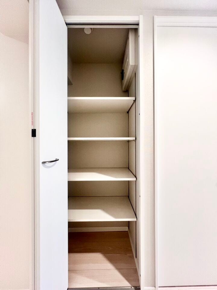 廊下に収納がありますので、掃除機等をしまうのに便利です!棚の高さ調整ができる点も嬉しいポイント♪