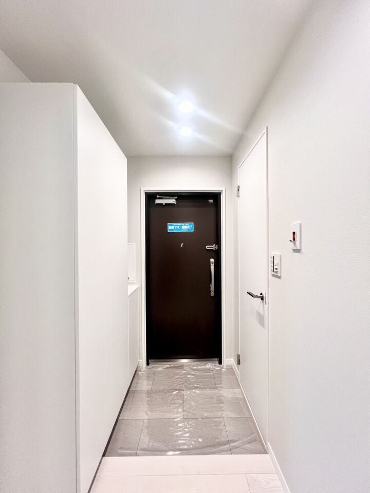 LDKから廊下へスムーズにつながる設計で、買い物帰りの動線もスムーズ♪収納がしっかりあるので、物が散らかりにくい快適な玄関スペースです。