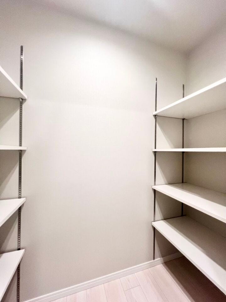 玄関横には、大容量のマルチストレージを設置。可動棚で高さ調整ができ、アウトドア用品・日用品・ストック品などをまとめて収納できる便利なスペースです♪