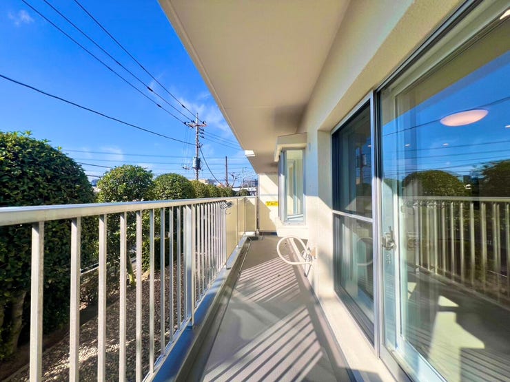 南西向きのバルコニーで、午後も明るい陽ざしが差し込む心地よい空間。洗濯物が乾きやすく◎