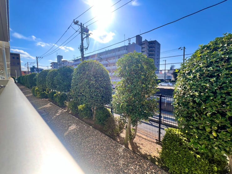 一階部分でも高台に位置しており、外からの視線が届きにくい安心の住環境。植栽越しに空が抜け、圧迫感のない開放的な景色を楽しめます♪