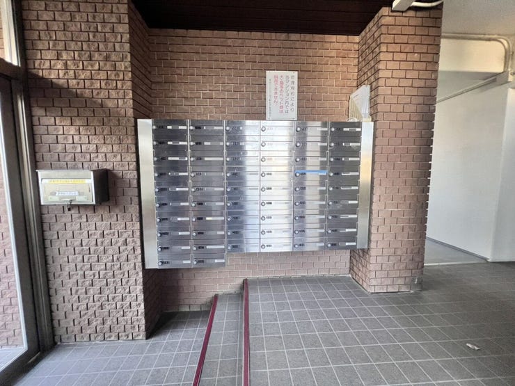 整然としたメールボックスが並ぶエントランス。清掃がしっかり行き届いた共用部分で、管理体制の良さがうかがえます◎