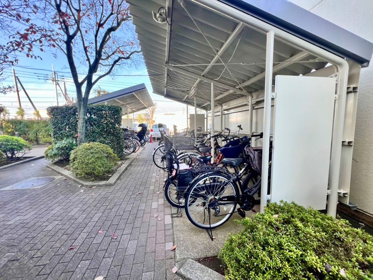 《駐輪場》敷地内に広めの駐輪場を完備。屋根付きで天候の影響を受けにくく、日常使いに便利な環境です♪