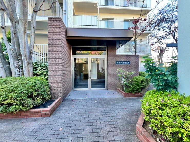 緑に囲まれたエントランスは、清掃が行き届き管理体制の良さを感じられる空間。帰宅時に安心感を与えてくれる落ち着いた佇まいです。