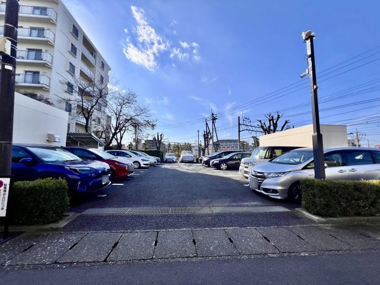 敷地内に駐車場を完備。車をご利用の方も安心で、周辺道路へのアクセスもスムーズです♪