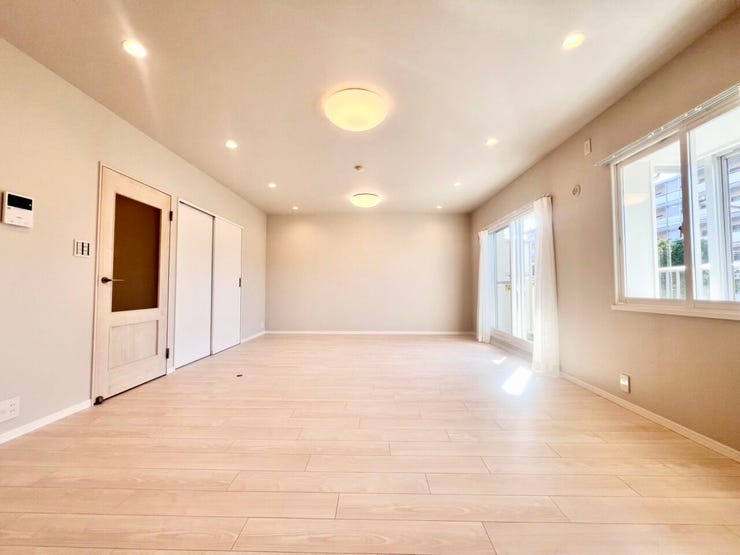 【リビング】
《16.9帖》天井はダウンライトを設置することによって均一に明るい空間を実現。窓を多めに設置することによって日中は照明なしでも快適に過ごせる省エネ性の高いリビングです◎