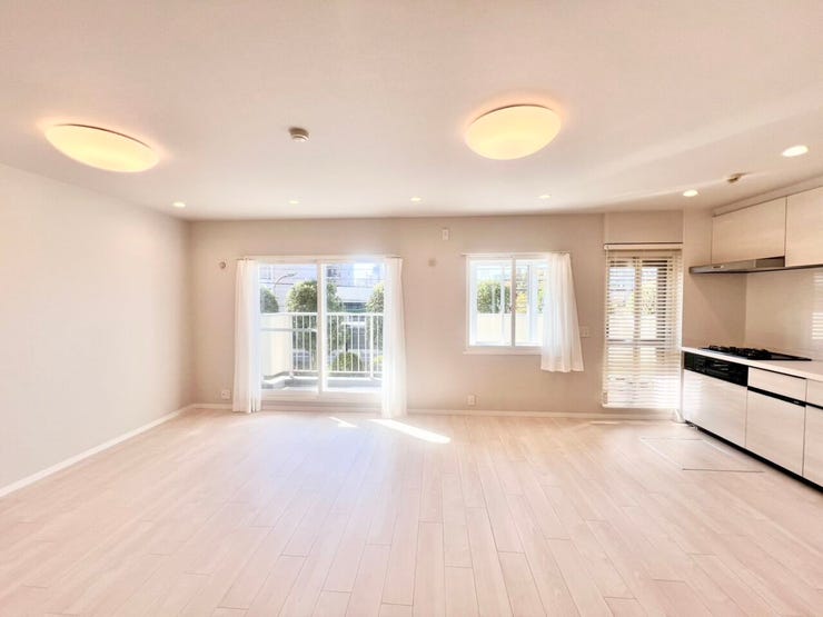 《16.9帖》窓には二重サッシを採用し、防音性・断熱性を大幅に向上。外の音を気にせず過ごせる静かな住環境で、在宅ワークやお子さまの時間にも安心です◎