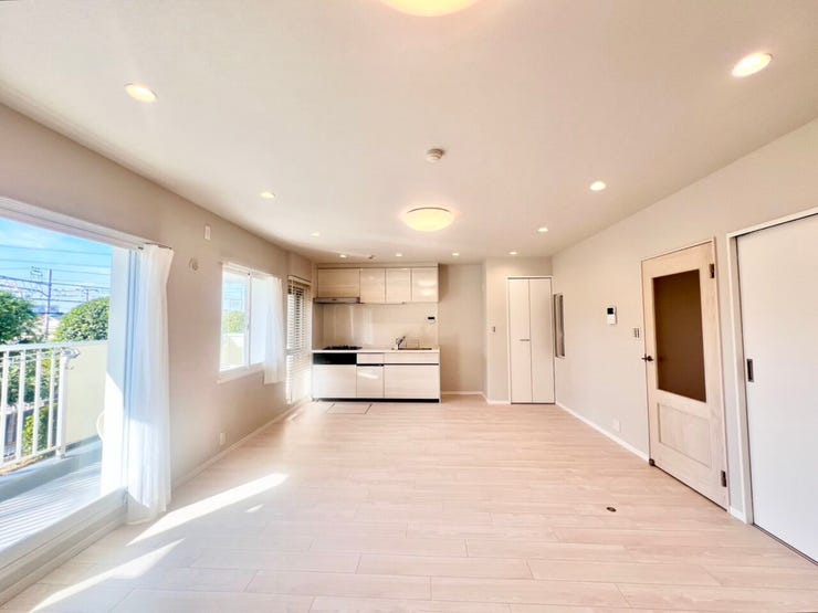 《16.9帖》高台に位置した1階住戸のため、明るく開放感あふれるLDK♪壁付けキッチンのため、実際の帖数より部屋が広く見えます♪