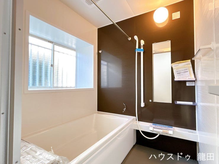 ゆったり浸かれる広々浴槽。小窓から光が差し込み、一日の疲れを心地よく癒やしてくれます
