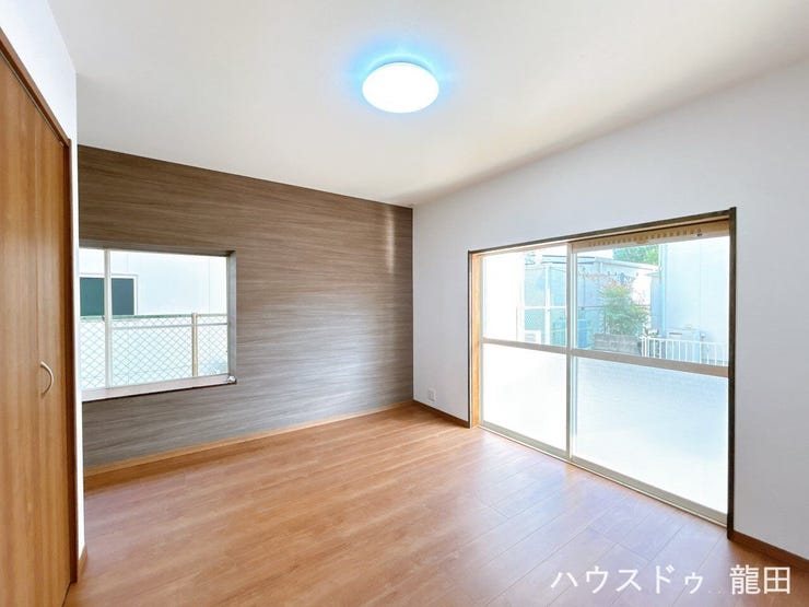 2面採光で陽当たり良好な洋室。明るい光が差し込み、お子様の勉強部屋や寝室にピッタリです