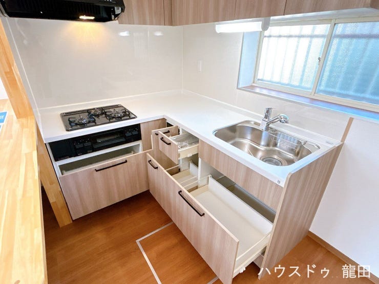作業スペースが広いL字型キッチン。お子様と一緒に並んでお料理やお菓子作りが楽しめます
