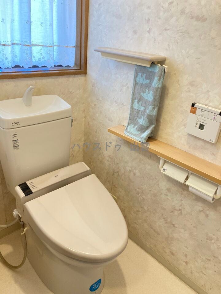 落ち着いた色合いのトイレです。
