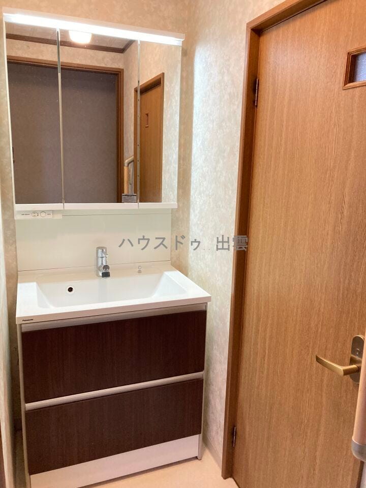 収納がたっぷりの洗面室です。