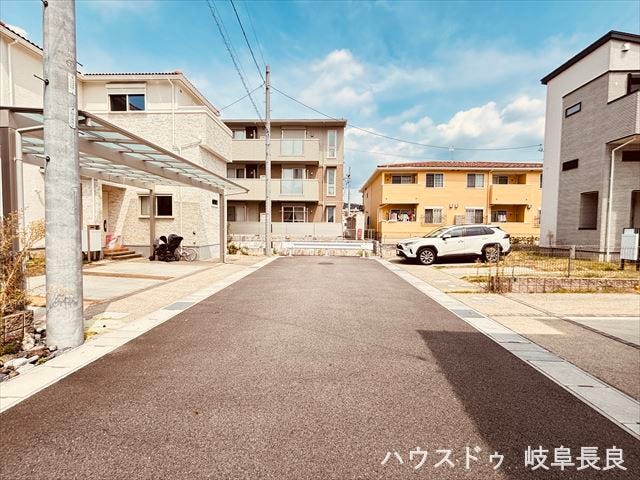 【西側前面道路北向き】