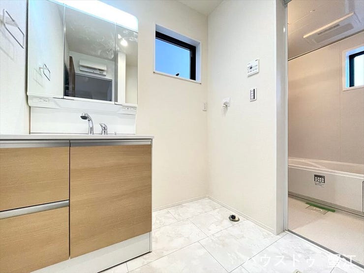 清潔なパウダールームは身だしなみチェックや肌のお手入れに最適です。収納もあり、スッキリと見映えの良い空間にこしらえました。時間に余裕とゆとりを持たせます