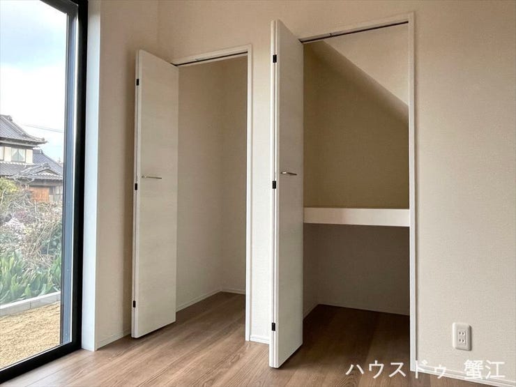 5帖洋室収納:押入とクローゼットが平行して設置された大型収納。使い易さが違います。