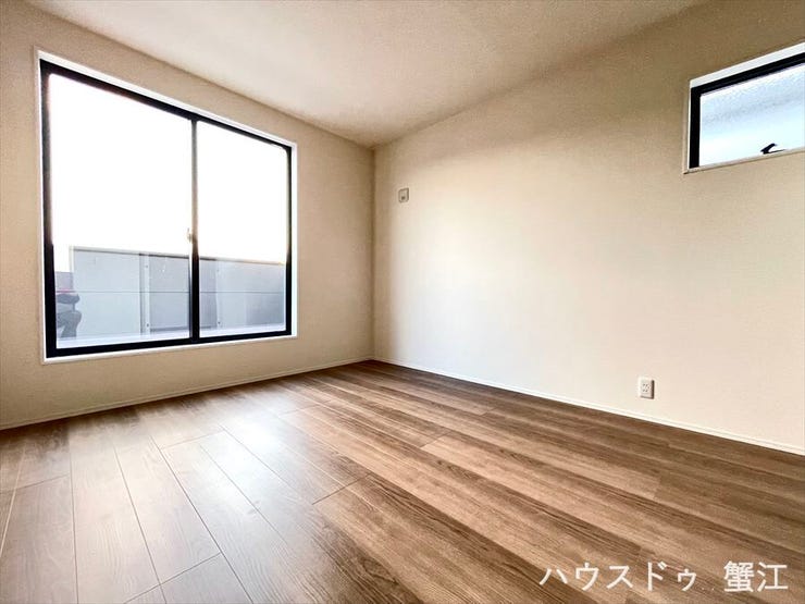 2階7帖洋室 :広い南向きの洋室は陽光たっぷり!明るく暖かな空間で心地よい生活を実現できます。