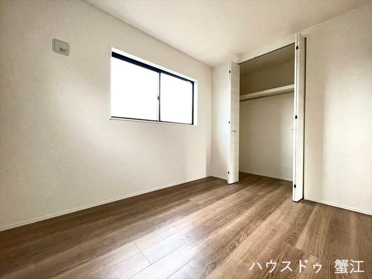 2階5.5帖(北側)洋室:北向きの洋室は意外と静かで涼しく感じるもの。夏でも熱がこもらず快適に過ごせます。