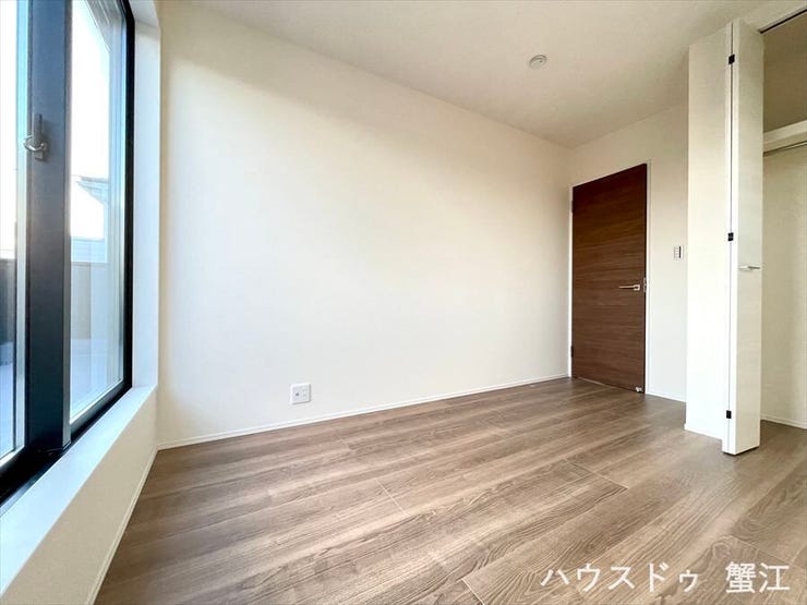 2階5.4帖洋室: バルコニーへと続く大きな窓からは気持ちの良い光が降り注ぎます。