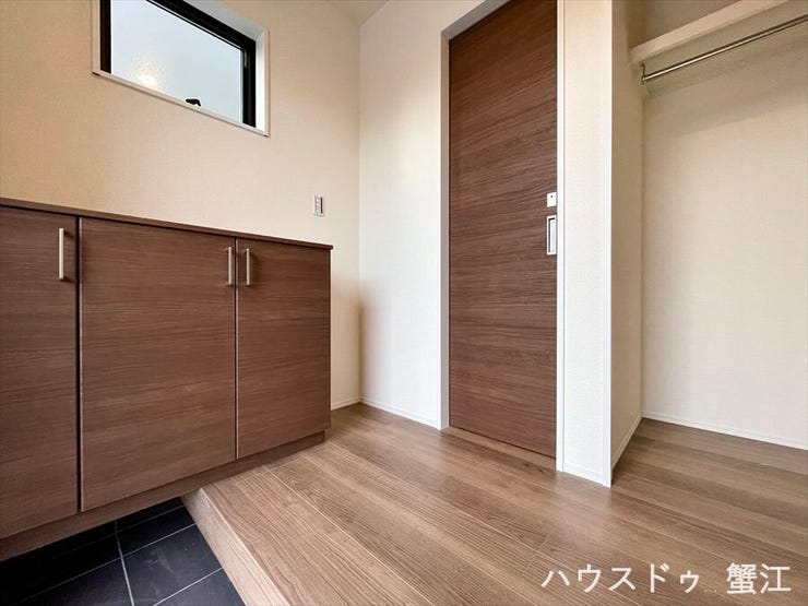 玄関:腰高のシューズボックスが圧迫感を緩和してくれます。
アウターなど気軽に掛けられるクローゼットがあるのもいいですね。