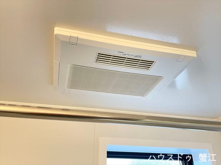 浴室乾燥機です。お風呂の換気ができるだけでなく、雨の日の洗濯物にも大助かりですね!