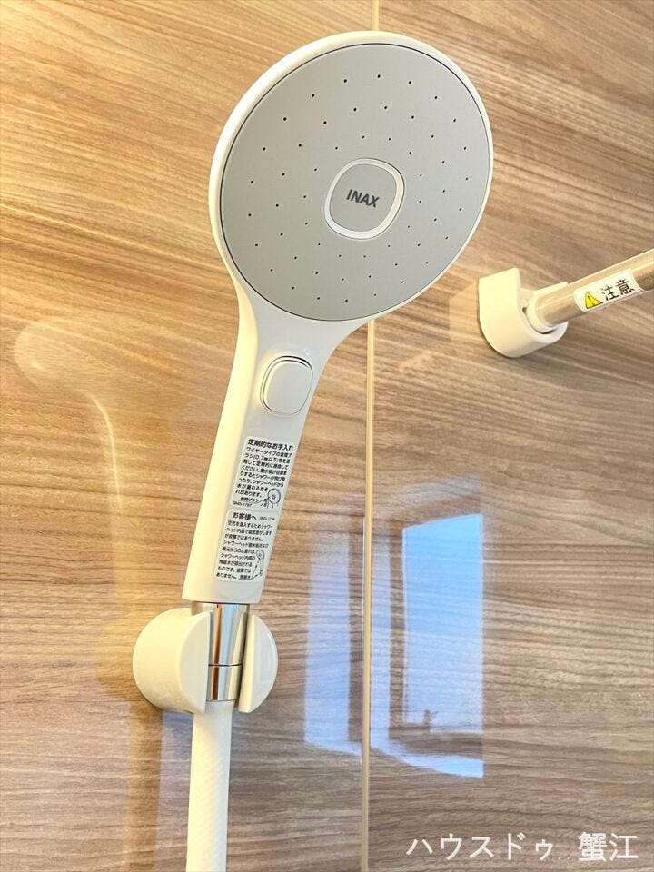 節水型シャワーヘッド:水圧を分散した大口径のシャワーヘッドが心地良さは保ちながら節水も可能にしています。