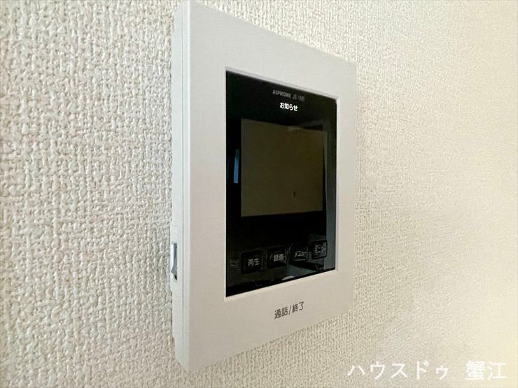 インターホン:訪問者を音と映像で確認できる防犯性に優れたシステム。シンプルなデザインで何方にも簡単に操作できます。