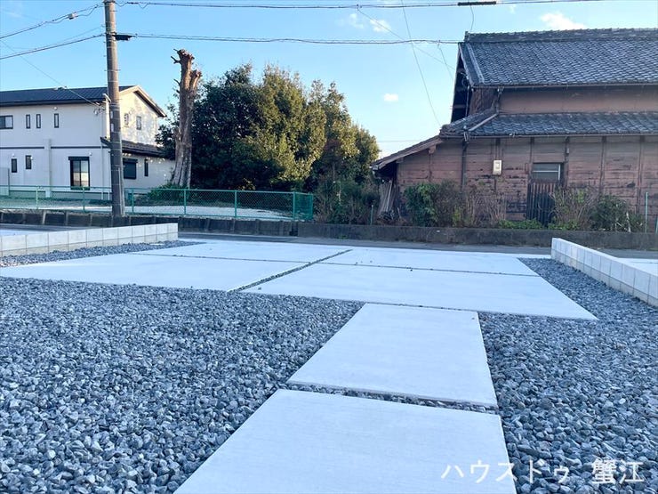 普通車が最大4台駐車可能なスペースがあります。