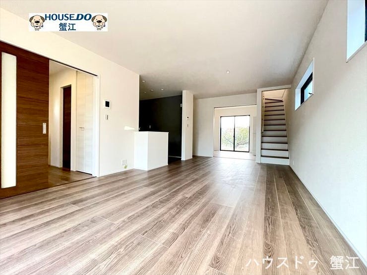 約17帖のリビングは陽が入り明るく、ご家族の集まる空間にピッタリです!家事動線も良く、暮らしやすさが続きます♪