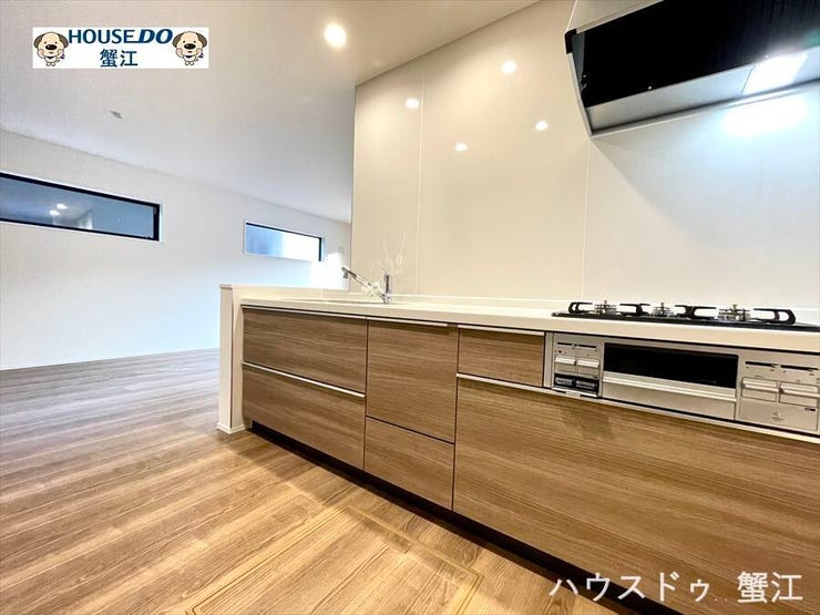 キッチンからリビング全体に目が届く、収納も豊富でワイドな使い勝手の良いシステムキッチンです。