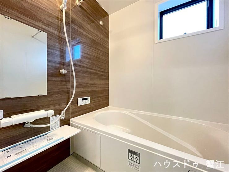 空間全体を明るく照らし、清潔感のある空間を楽しむことが出来ます。浴室乾燥機を設置しているので、防カビ対策も万全。