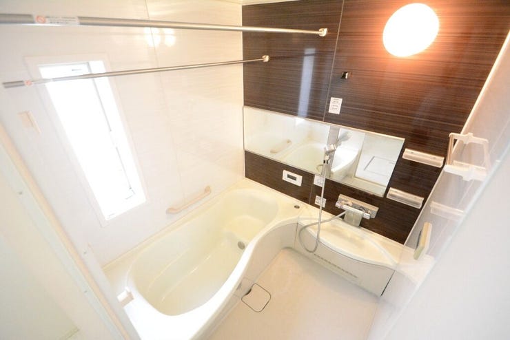 バスタブの滑らかなカーブの内側の壁面は、肩まで浸かったときにやさしい首あたり。そのやさしさは、疲れた体をゆったりと癒してくれます。