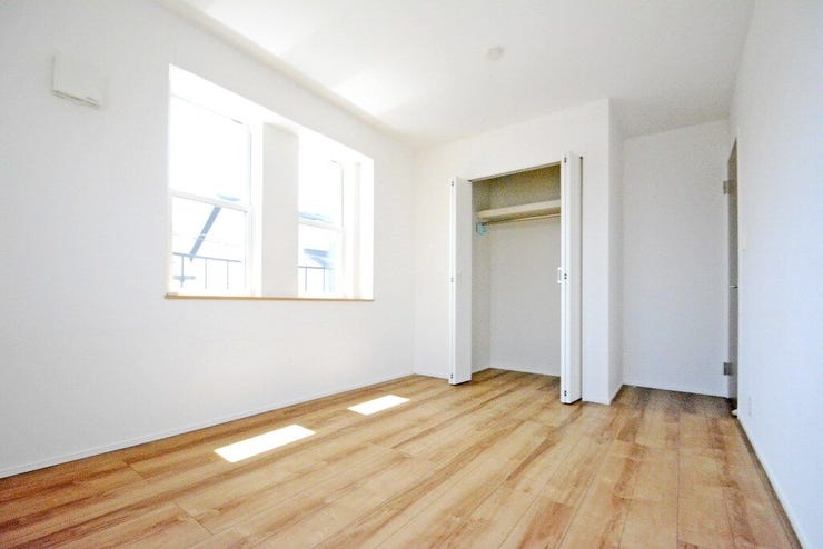 窓からは優しい光が射し込みリラックスできます。