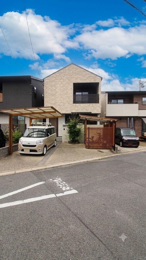 【外観】
2019年築の中古戸建です。駐車並列2台可能!(CG加工。現況とは異なります。)