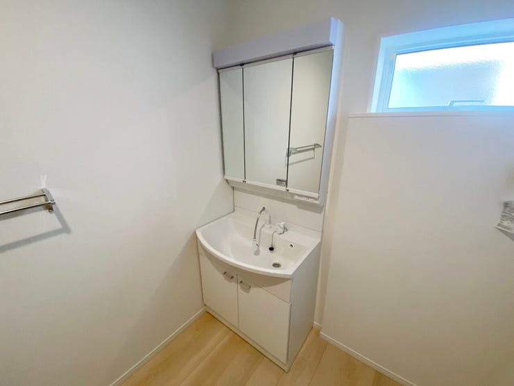 室内(2025年11月)撮影
◎本日案内可能◎
身だしなみを整える際に後ろ姿まで確認できる、三面鏡がついた洗面化粧台!