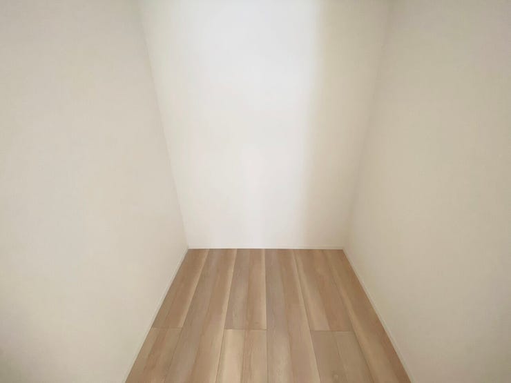 室内(2025年11月)撮影
◎本日案内可能◎
季節物の衣類や家電などたっぷり収納できる納戸付き!