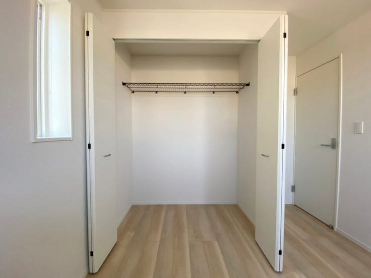 室内(2025年11月)撮影
◎本日案内可能◎
丈の長い衣類もすっきり収納できるクローゼット!お気に入りの雑貨類もたっぷりしまっておけそう♪