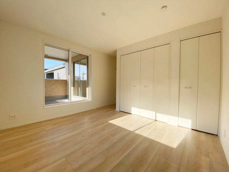 室内(2025年11月)撮影
◎本日案内可能◎
リビングや洋室のフローリングは傷に強い、美しい仕上がり♪
毎日の掃除時間の時短に繋がりそう◎