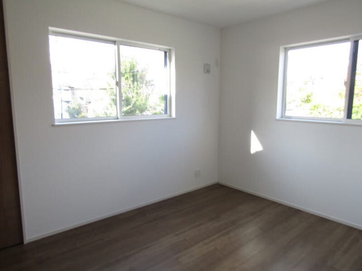 2面採光で明るいお部屋です。机とシングルベッドを置いてもまだ余裕のあるお部屋です。