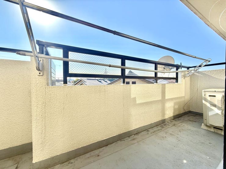 ◇バルコニー◇
明るいバルコニーです。陽の光がたっぷりと降り注ぎますのでお洗濯物もよく乾きそうですね。日中の最も洗濯物干しに適した時間帯を最大限に活用できます。