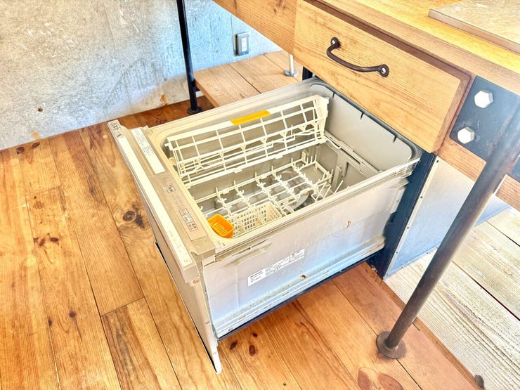 ◇食器洗浄乾燥機◇
洗い物に時間を縛られることが無くなり、空いた時間で他の家事をしたり、ご家族との時間も増えますね。加えて手荒れも防げてしかも節水が高い為、需要の高い設備です。