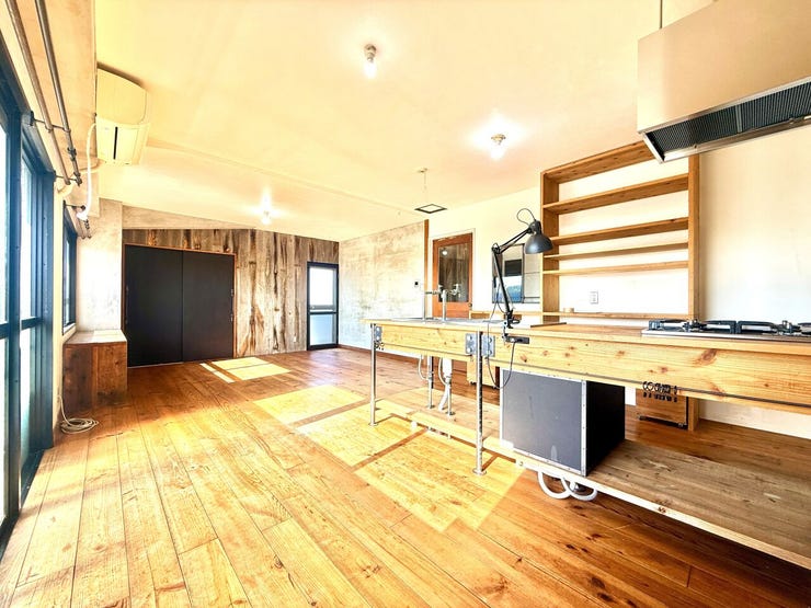 ◇リビング◇
リビングにある大きな窓から陽光が差し込み、明るい空間を演出しています♪キッチン後ろ、リビング横にも収納があり、生活に必要な日用品や食材、家電や掃除用具など、あらゆるものを収納できます。