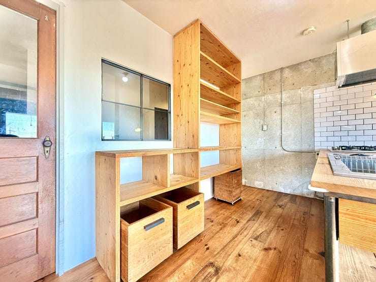 ◇キッチン背面収納◇
食品や飲み物だけでなく、使用頻度の低い調理器具や食器なども収納していただけます。キッチンがスッキリして見え、生活感が出にくくなりますね。